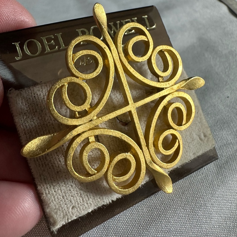 Abstract scrollwork matte goldtone brooch